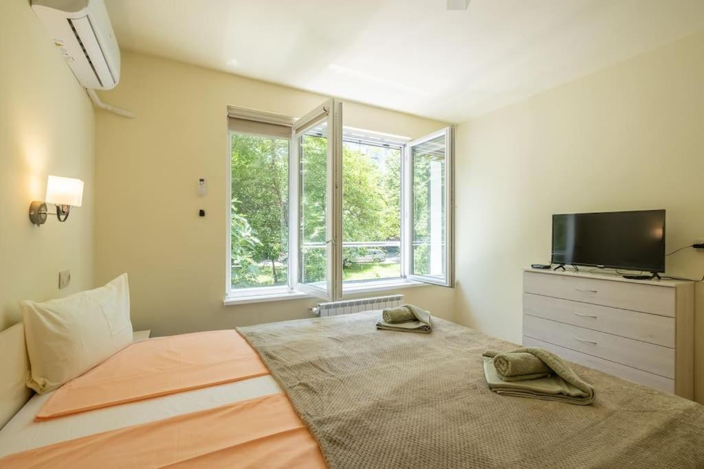 Top Location, Brand New 3 Bdrm Apt & Free Parking صوفيا المظهر الخارجي الصورة