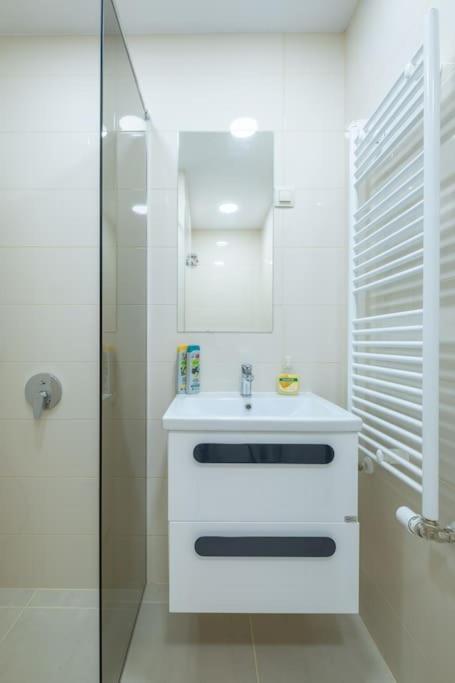 Top Location, Brand New 3 Bdrm Apt & Free Parking صوفيا المظهر الخارجي الصورة