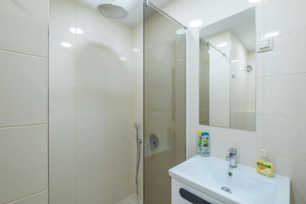 Top Location, Brand New 3 Bdrm Apt & Free Parking صوفيا المظهر الخارجي الصورة