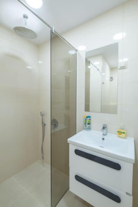 Top Location, Brand New 3 Bdrm Apt & Free Parking صوفيا المظهر الخارجي الصورة