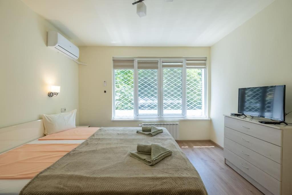 Top Location, Brand New 3 Bdrm Apt & Free Parking صوفيا المظهر الخارجي الصورة