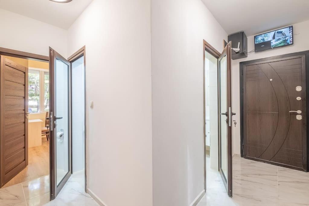 Top Location, Brand New 3 Bdrm Apt & Free Parking صوفيا المظهر الخارجي الصورة
