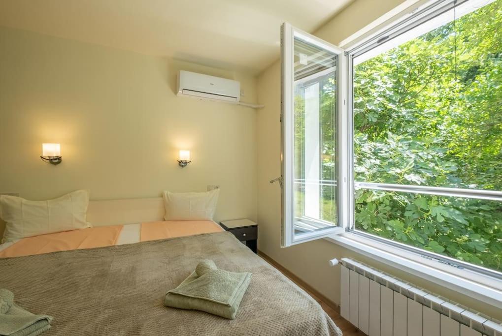 Top Location, Brand New 3 Bdrm Apt & Free Parking صوفيا المظهر الخارجي الصورة