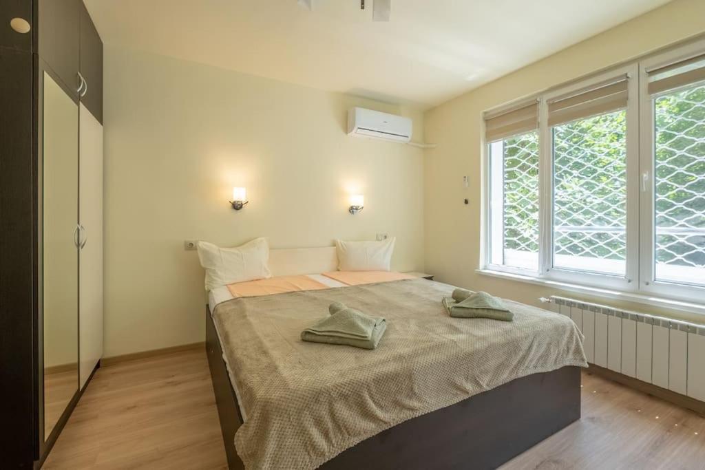 Top Location, Brand New 3 Bdrm Apt & Free Parking صوفيا المظهر الخارجي الصورة
