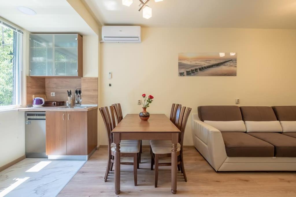 Top Location, Brand New 3 Bdrm Apt & Free Parking صوفيا المظهر الخارجي الصورة