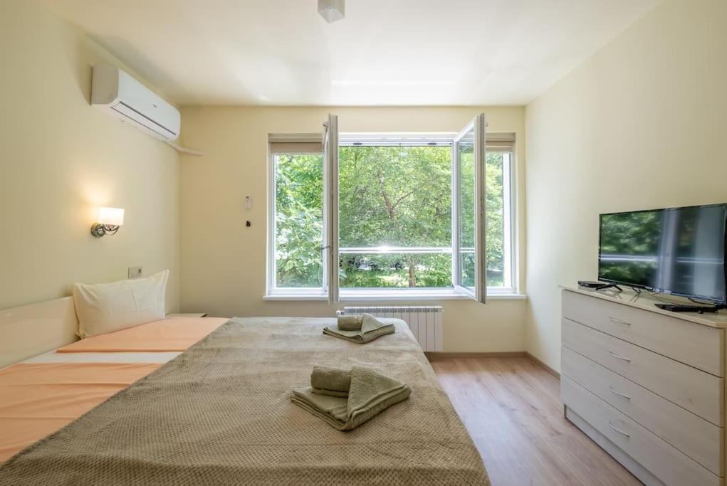 Top Location, Brand New 3 Bdrm Apt & Free Parking صوفيا المظهر الخارجي الصورة