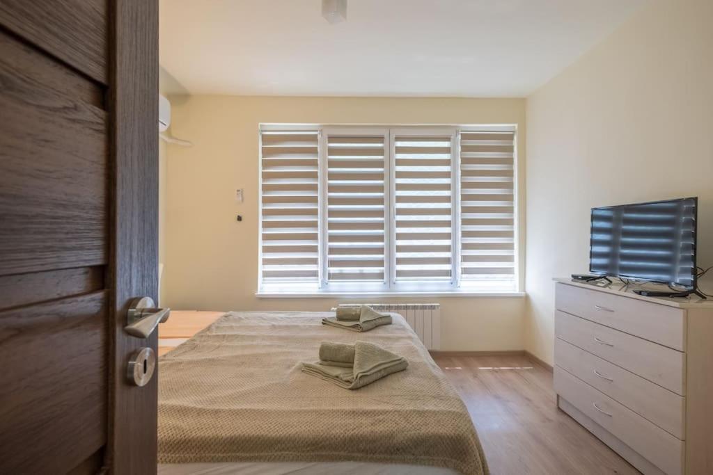 Top Location, Brand New 3 Bdrm Apt & Free Parking صوفيا المظهر الخارجي الصورة